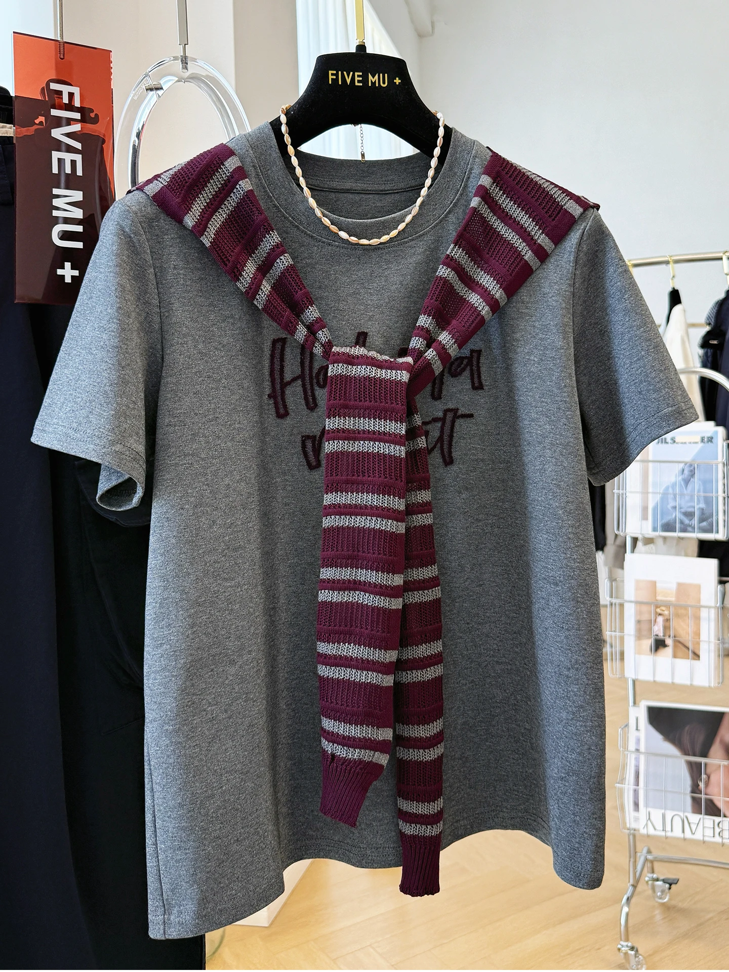 تي شيرت كوري كبير الحجم 300 بو مع وشاح وحروف مطرزة على الكتف للنساء في أوائل الخريف...