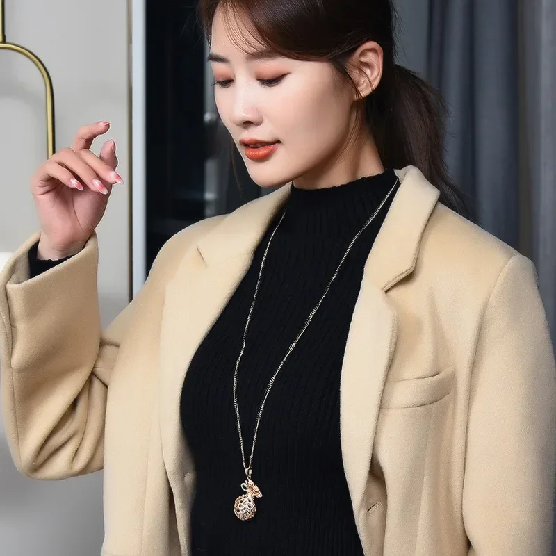 إكسسوارات الخريف والشتاء الجديدة، وحقائب المال المحظوظة، والقلائد الطويلة، وسلاسل السترات الكريستالية للسيدات