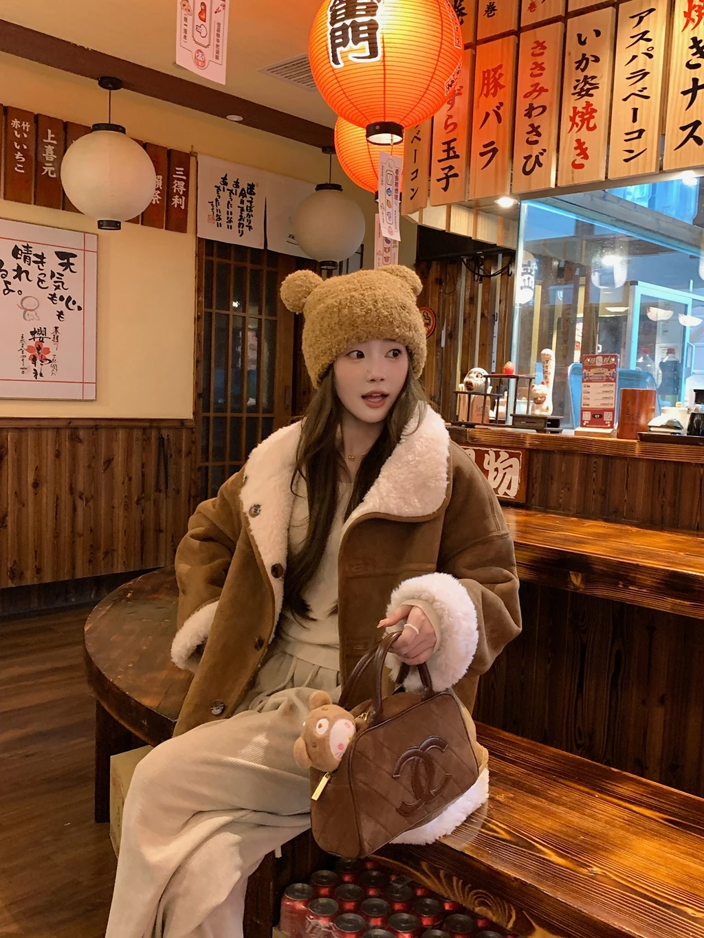 معطف من قطعة واحدة من جلد الخراف والفراء على الوجهين للنساء لشتاء 2025 نمط جديد سميك من جلد الغزال الدافئ والفراء الصديق للبيئة