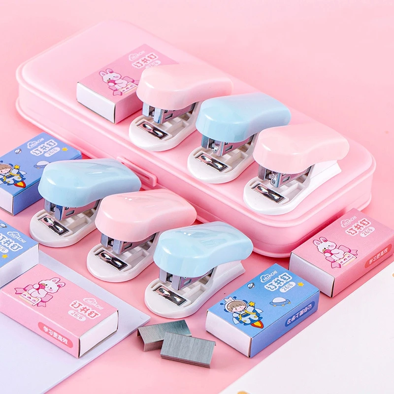 1 set di mini cucitrici color macaron, include 1000 graffette e coda di rimozione, strumenti di rilegatura in metallo leggero per risparmiare manodopera F7884