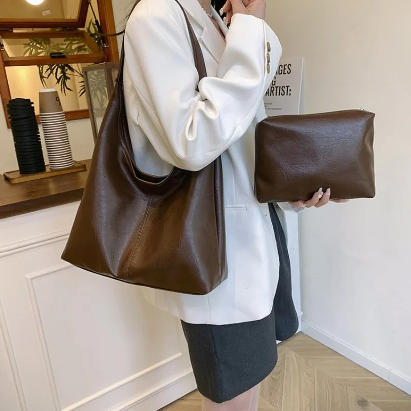 

Unique Trendy Messenger Bag With Letter Logo Crossbody Handbag Women Fashionable Minimalist Leather Large Capacity