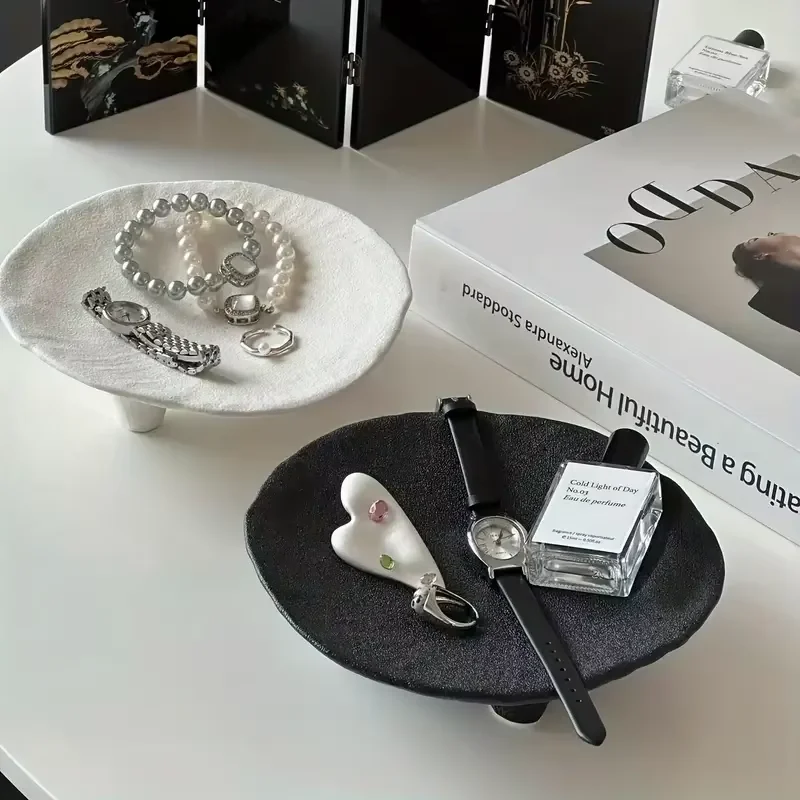 Creative Ceramic Jewelry Tray Ornament with Unique Three-Legged Artistic Design Home Decoration Oval Desktop Accessory Gift