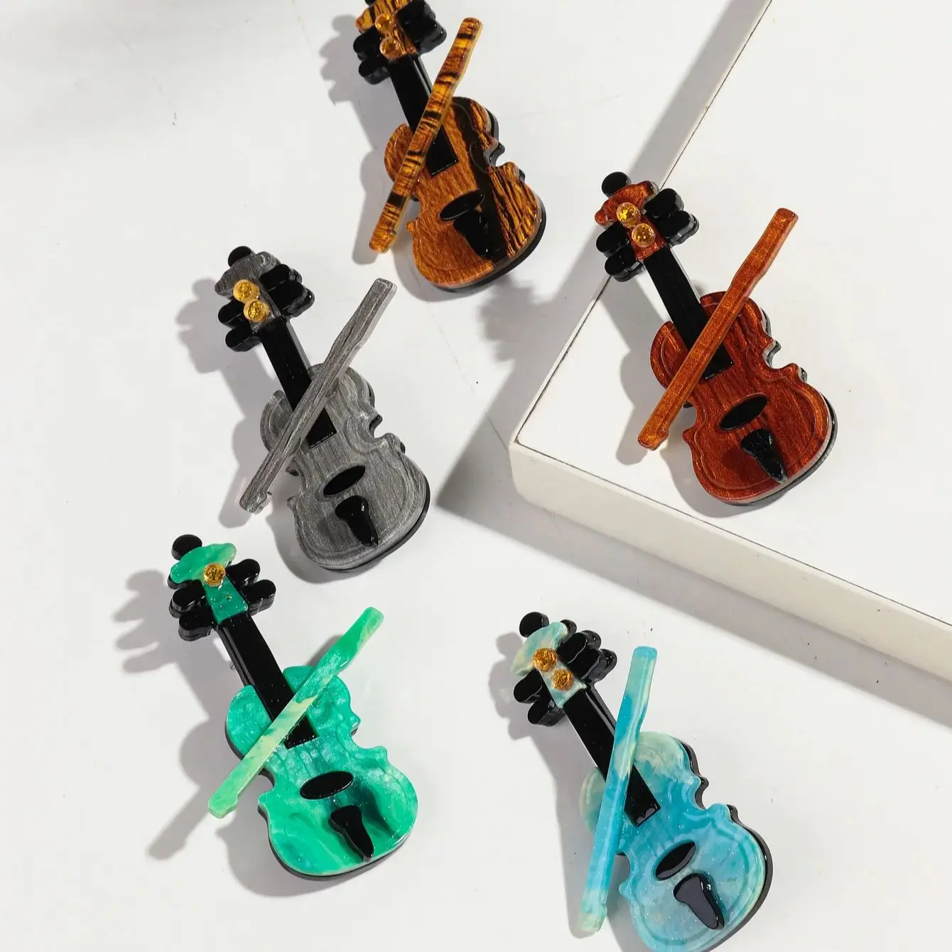 Trend Acrylic Glitter Violin Brooches for Women Musical Instruments Brooch Lapel Pins Clothing 2024 Trend Accessories