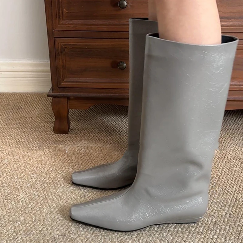 

Кожаная версия, осенне-зимние новые свободные рыцарские сапоги с простым дизайном и высокой трубкой, женские длинные сапоги на на наклонном каблуке, повседневная мода