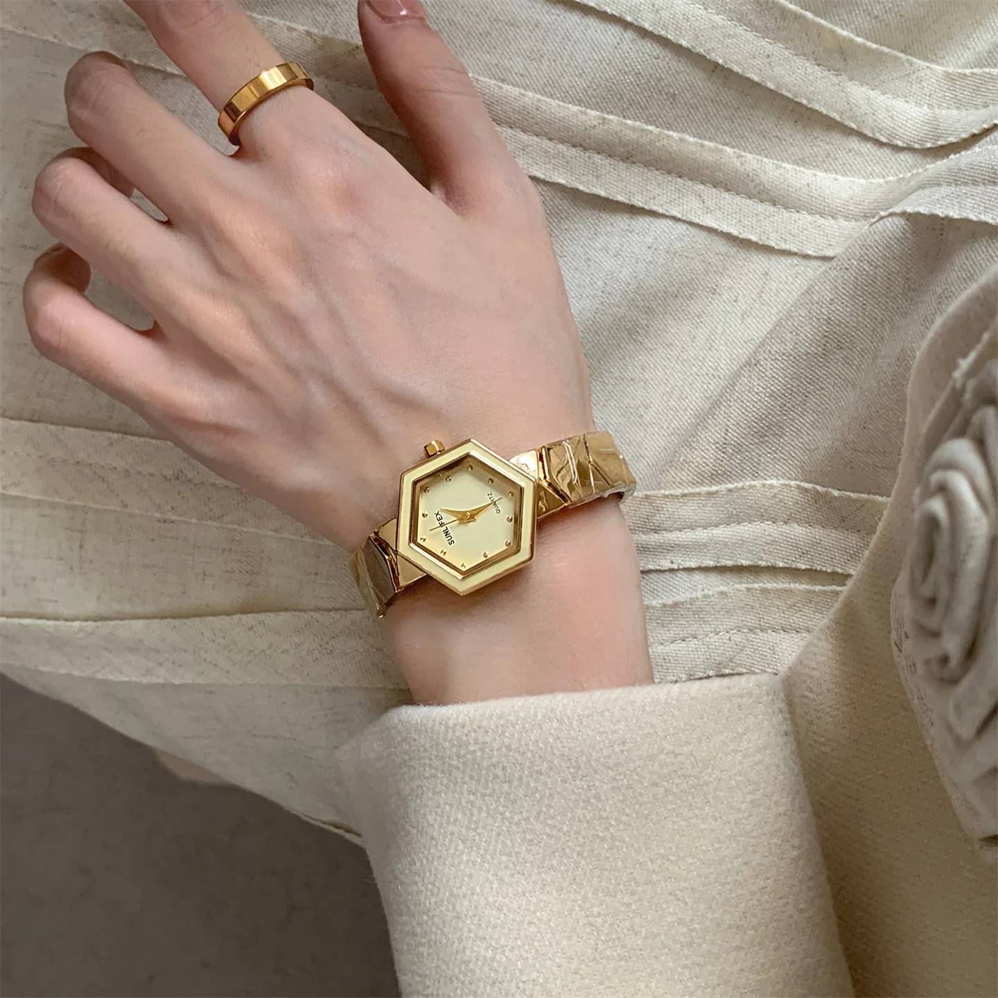 

Mid Ancient Retro Style Hexagonal Small Dial Watch for Women, Unique Niche Design, High-end Fashion, New Women's Watch GirlsGift