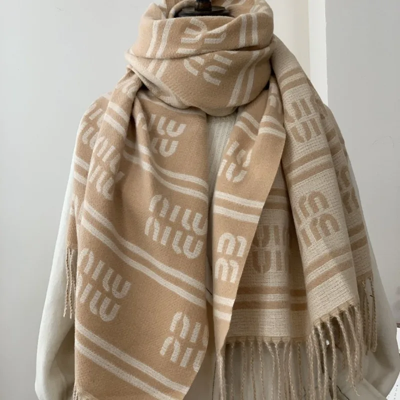 

New high-quality imitation cashmere scarf, suitable for both wearing as a shawl and as a neck warmer, with a warm neck covering.