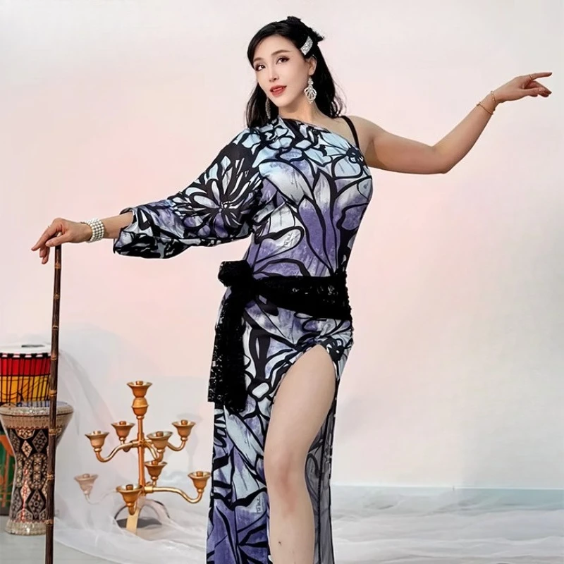 أزياء الرقص الشرقي المخصصة لممارسة الزي بأكمام واحدة مطبوعة باللونين الأزرق والأرجواني، رداء شعبي مثير وفضفاض