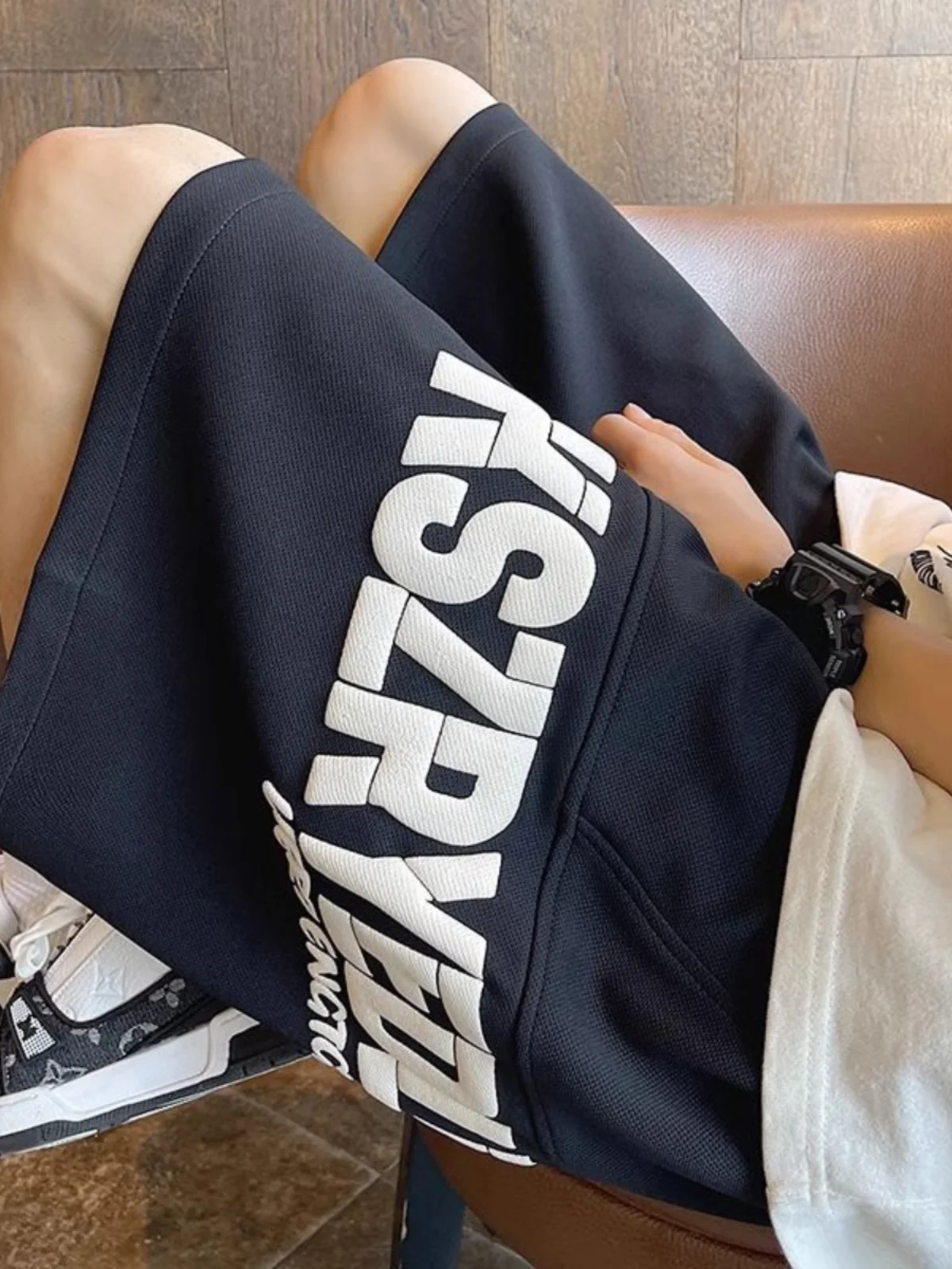 

Мужские спортивные брюки в американском ретро-стиле, свободного кроя, больших размеров, 2300 Pou, летние, в стиле High Street, длиной до колена, дышащие, повседневные шорты