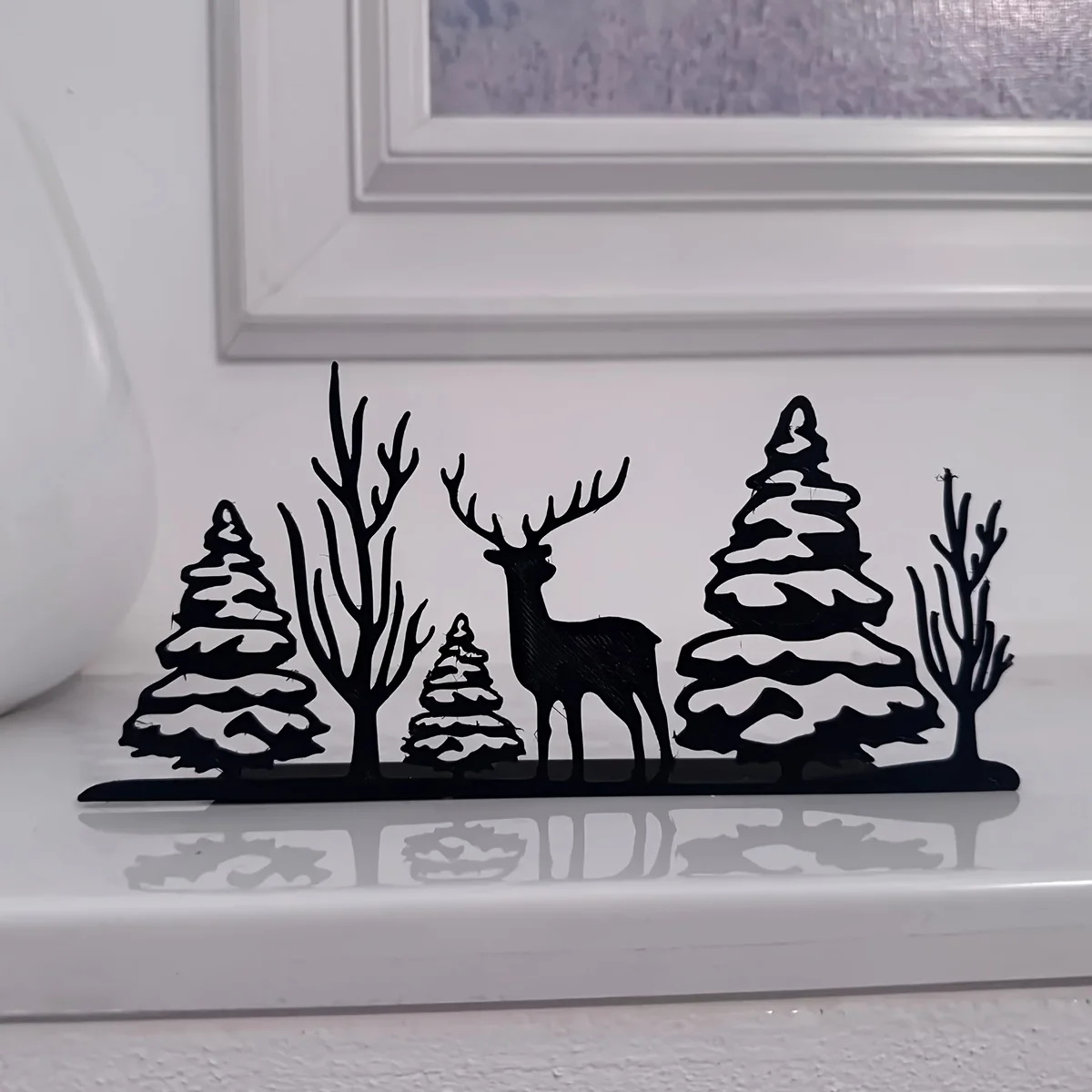 قطعة واحدة من ديكور الطاولة على شكل غابة الرنة لعيد الميلاد - قطعة حديد متينة مع أشجار الصنوبر الثلجية وتصميم الغزلان