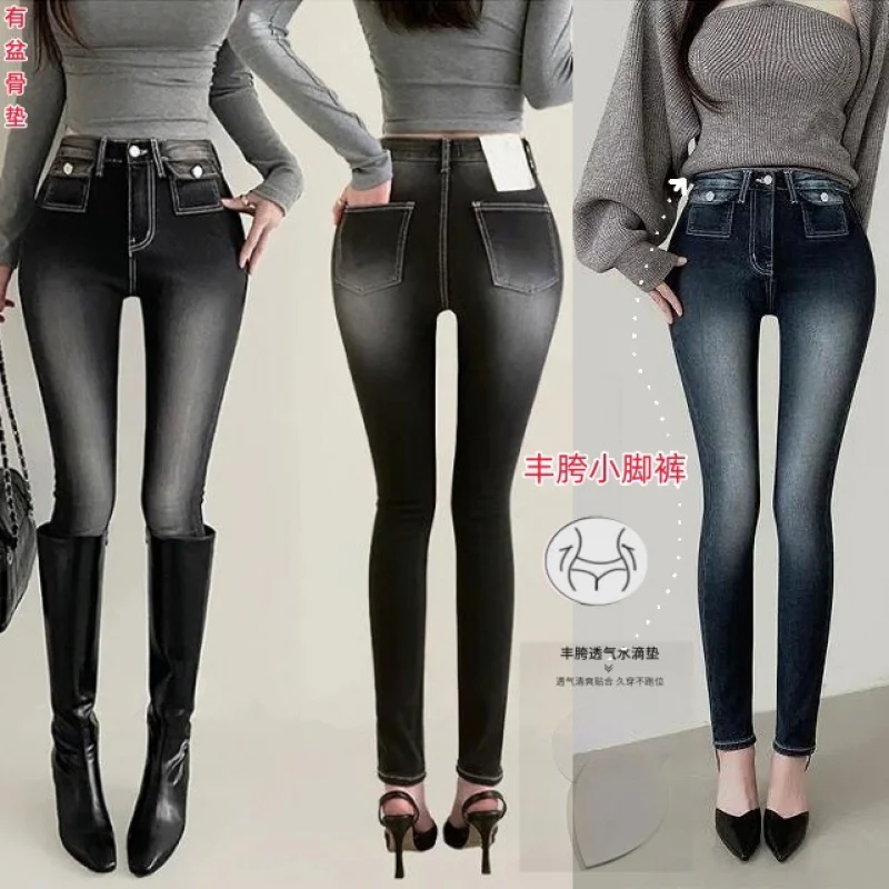 

Distinctive pocket design, hip-enhancing pants, Korean style, feminine, distressed, slim-fit, slimming women's cropped jeans