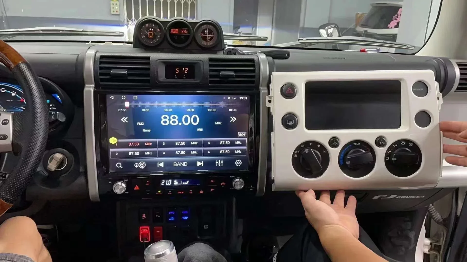 Suitable For Toyota FJ Cruiser 07-13 Model 13.6-inch Navigation, Supporting Original Multifunctional Steering Wheel Buttons