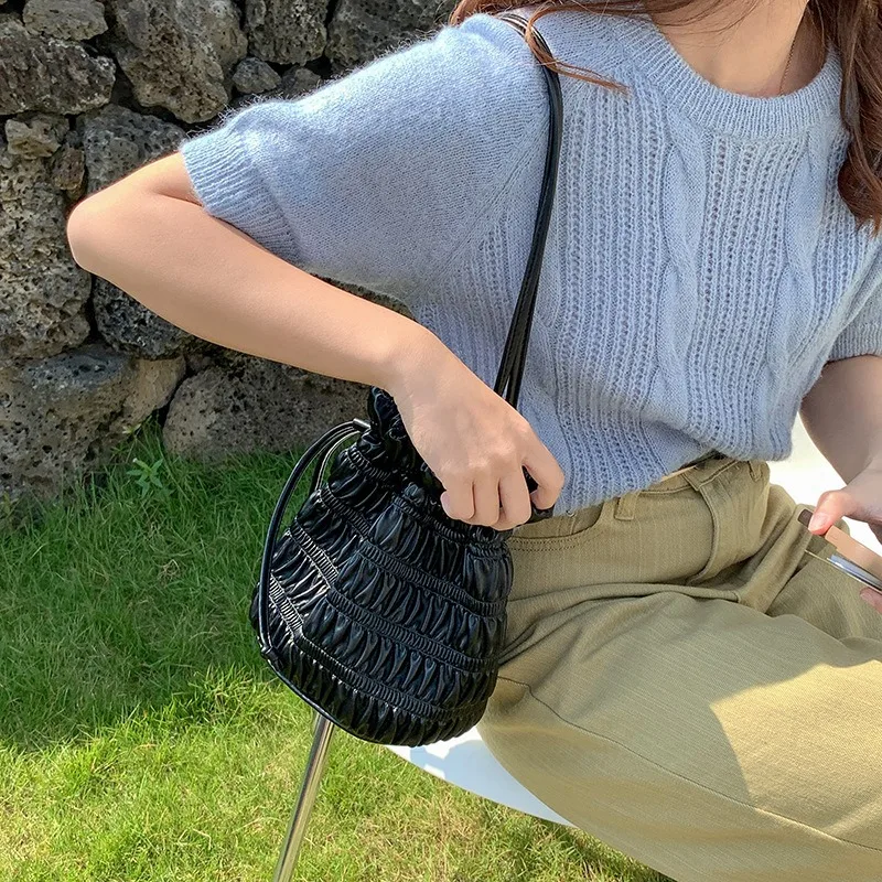 

Корейская нишевая женская сумка, плиссированная сумка из мягкой кожи, темпераментная сумка на плечо, повседневная сумка-ведро с завязками, ленивый ветер, ручная переноска