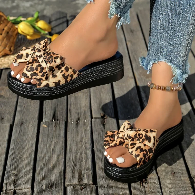 Plus size 2025 verão dedo do pé redondo chinelo feminino laço sandálias plataforma ao ar livre feminino com leopardo plana com venda quente chinelos