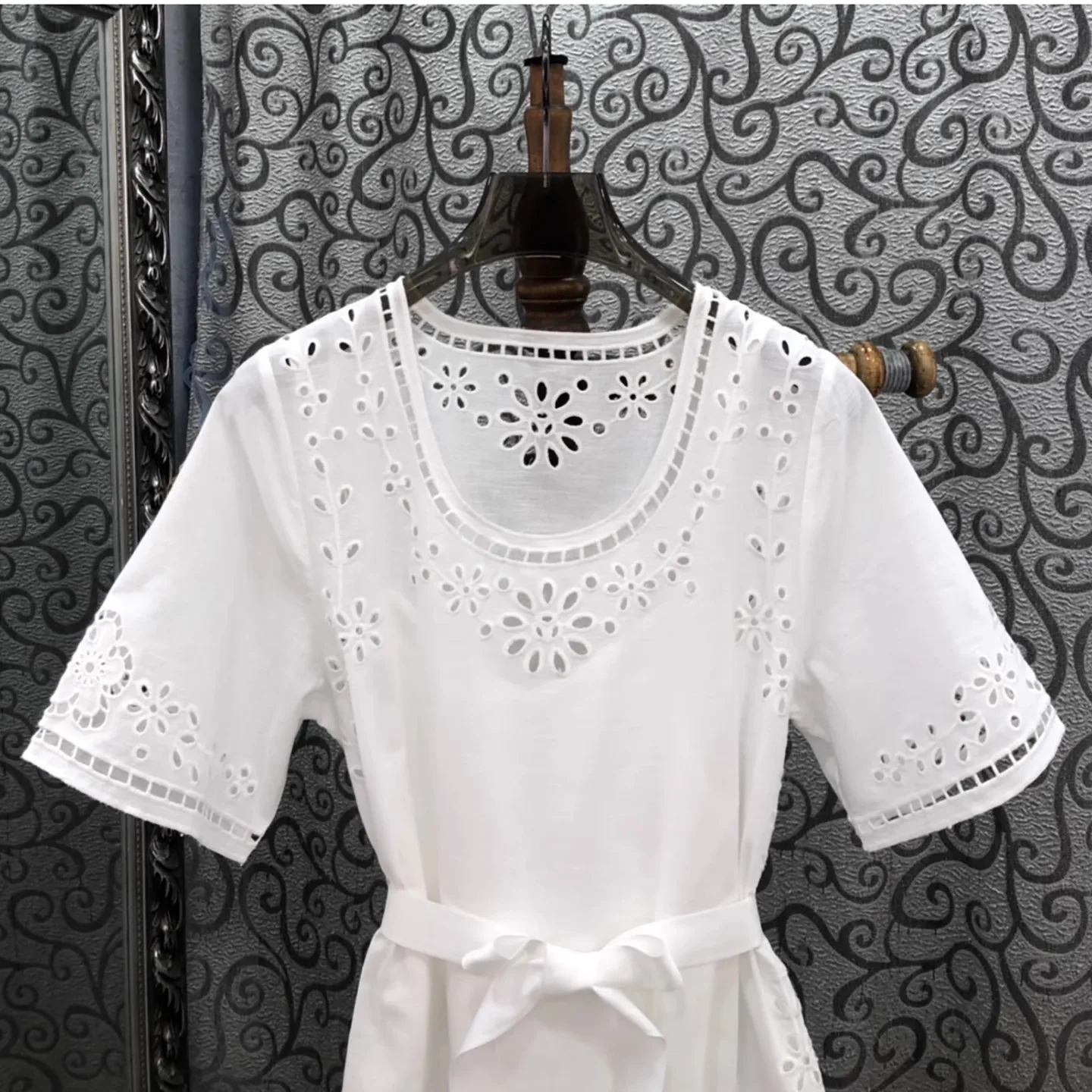 최고급 새 린넨 드레스 2025 가을 여성용 속이 비치는 자수 꽃무늬 벨트 패치워크 미디 기장 흰색 검정색 드레스