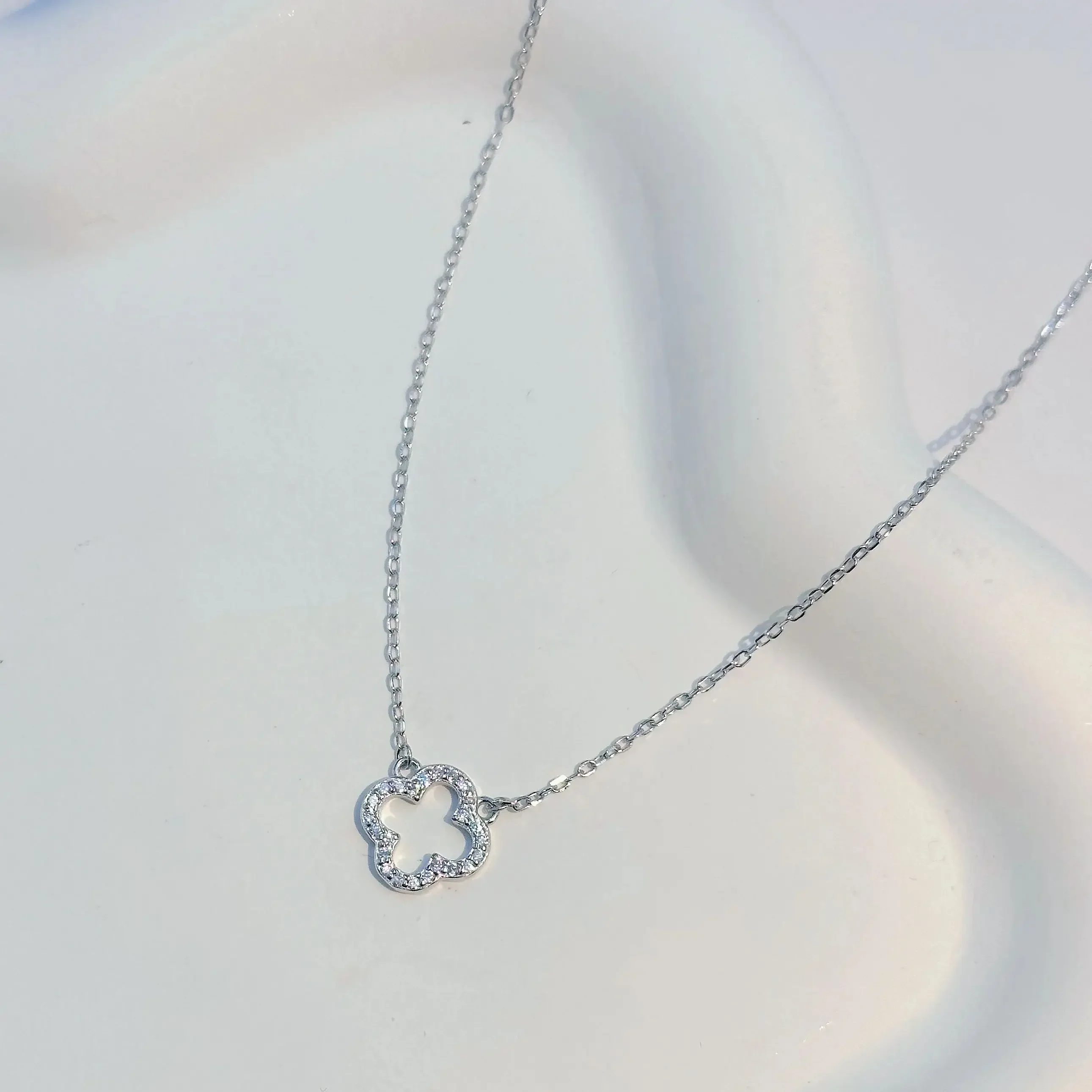 Perfect S925 Sterling Silver Flower Necklace Fresh and Simple Pendant Personality Joker Fashion French Luxury Women Commemorate