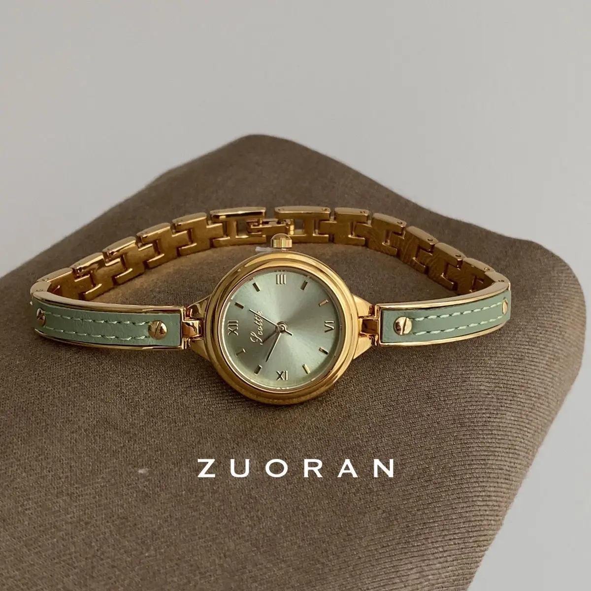 

Original luxury women's watch round, bean green, delicate, stylish, retro, high-end quartz watch, fashionable quartz wristwatch.
