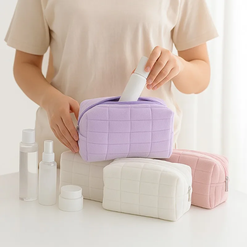 Petite trousse de toilette en peluche douce et mignonne, pochette de voyage portable, couleur unie, fermeture éclair, organiseur de rangement pour femmes, trousse à maquillage