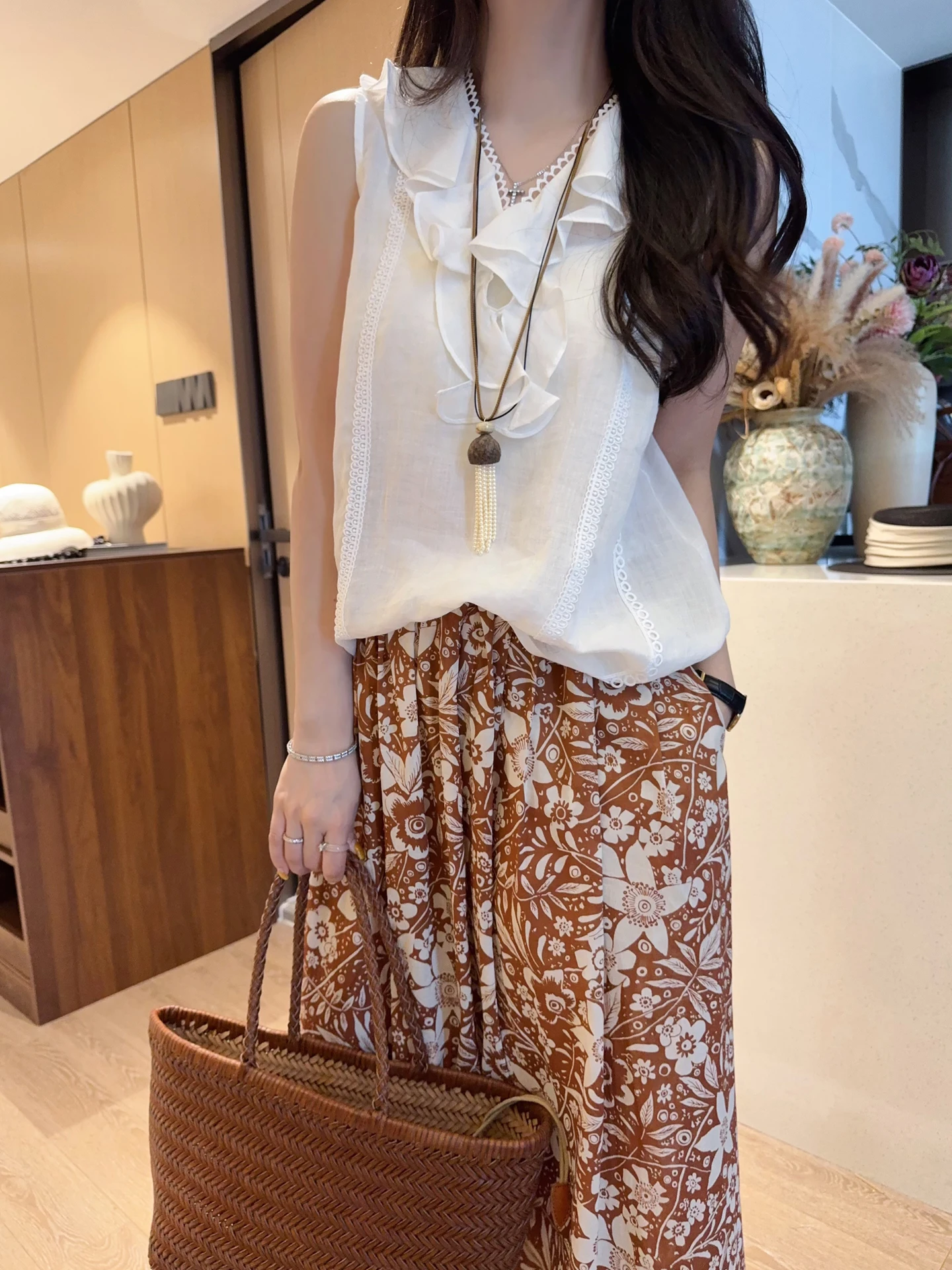 

Summer Lightweight Oxygen White Flax Sleeveless V-neck Women's Top with Lace Trim Breathable Thin Vest Loose Fit Outerwear