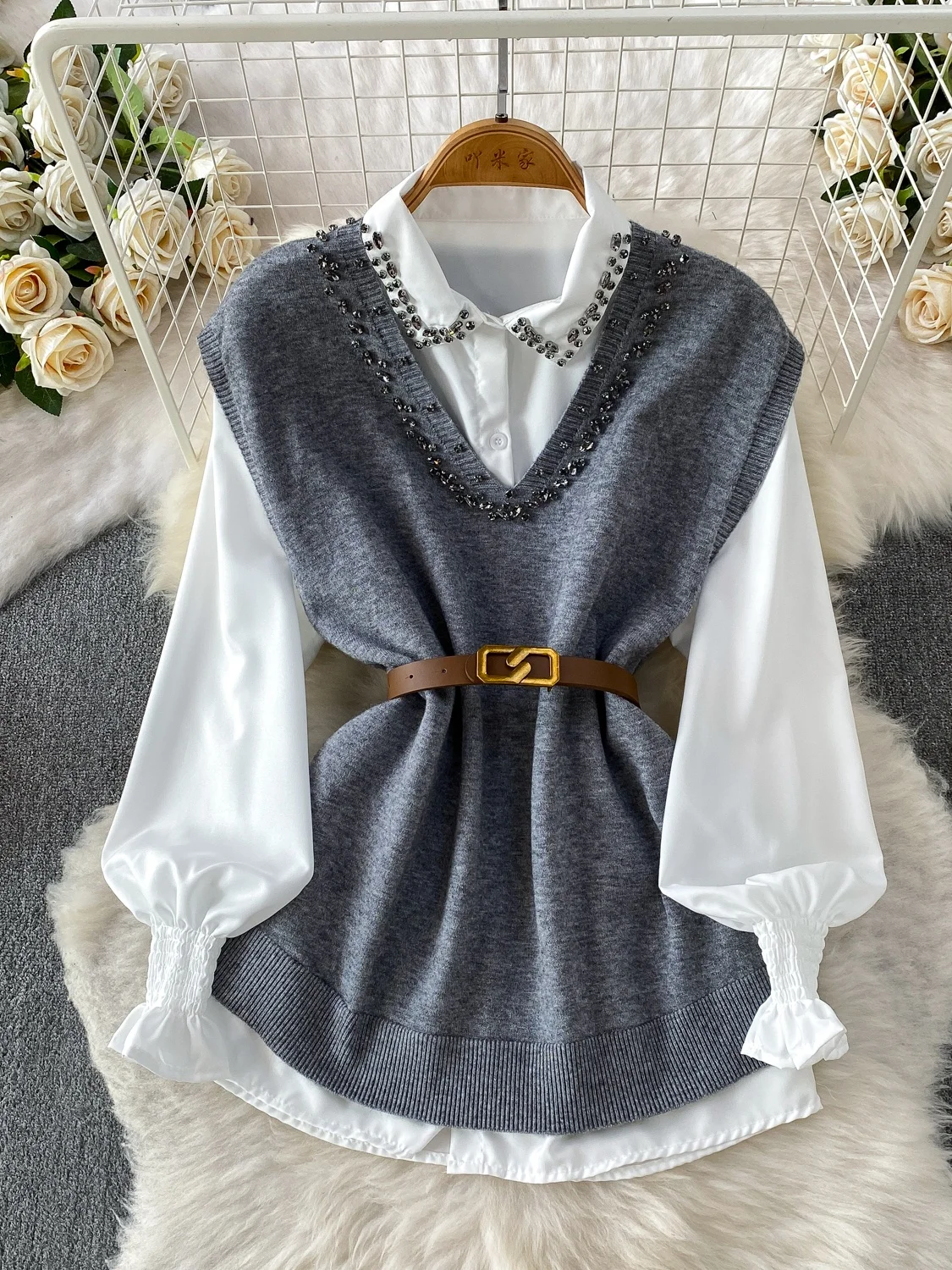 

Вязаный жилет в европейском стиле с V-образным вырезом и богатой отделкой, с завязками на талии, и рубашка с рукавами-фонариками в нежном стиле