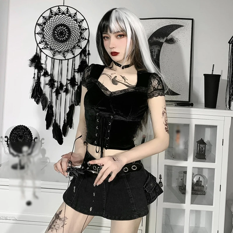 Atasan Crop Lengan Pendek Renda Gotik Gelap Wanita Kaus Beludru Leher Persegi Seksi Vintage Harajuku Kaus Ramping Depan Bertali