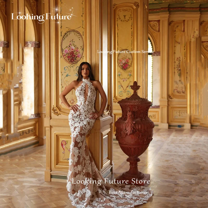 Suknia ślubna księżniczka syrena z koronkowymi aplikacjami, wykwintna, z dekoltem typu halter, bez rękawów, seksowne wycięcia, iluzoryczne odkryte plecy, tren sweep, możliwość personalizacji.