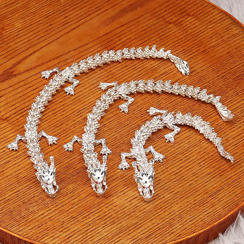 Giocattolo drago d'argento articolato 3D Decorazione da scrivania drago a cinque artigli posizionabile con giunti in lega per l'home office Giocattoli divertenti per bambini 1 pz