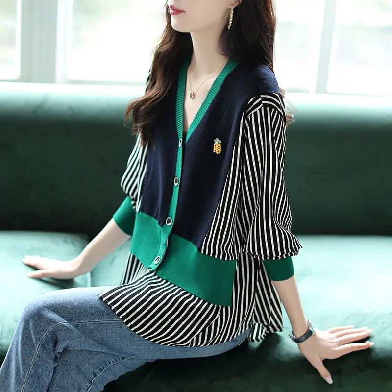 Fashion V-NeckSpliced Fake Two Pieces Striped Shirt Female Clothing 2023 Autumn New Commute Tops Oversized Loose Casual Blouse