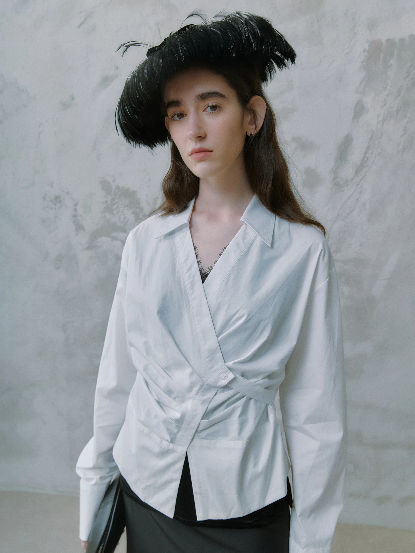 

Женская приталенная хлопковая рубашка Aozhiguo с длинным рукавом, на пуговицах, чисто белая, с утягивающим эффектом на талии, для делового и повседневного стиля.