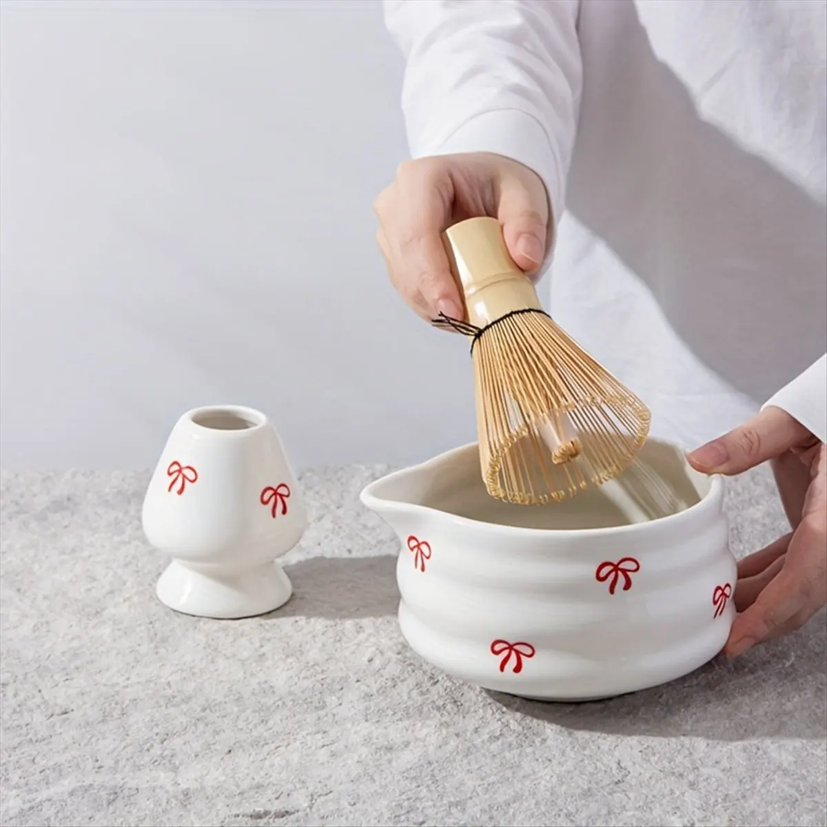 t27c-ensemble-de-matcha-en-ceramique-blanc-avec-5-decorations-l'ensemble-comprend-un-bol-a-matcha-un-melangeur-a-matcha-et-un-support-une-cuillere-en-bambou-un-tamis