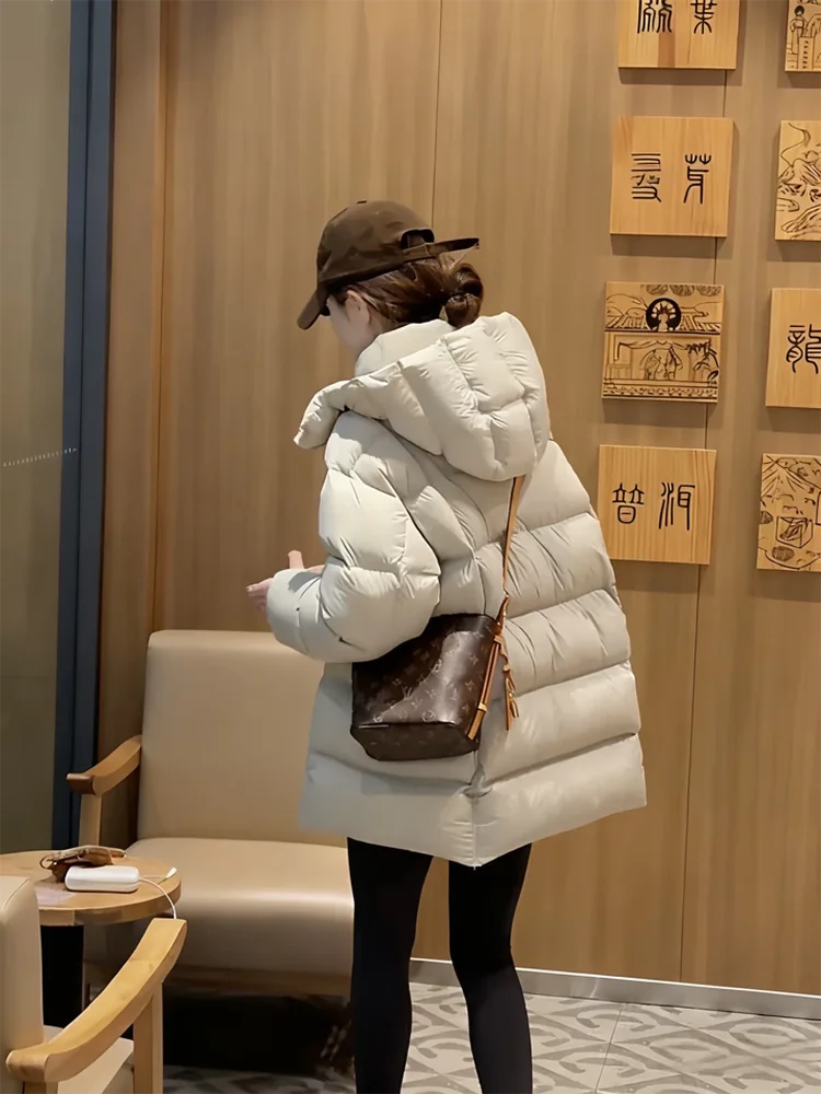 

Высококачественная женская зимняя куртка-пуховик из белого утиного пуха средней длины, свободного кроя, в корейском стиле, с капюшоном, теплосберегающая.