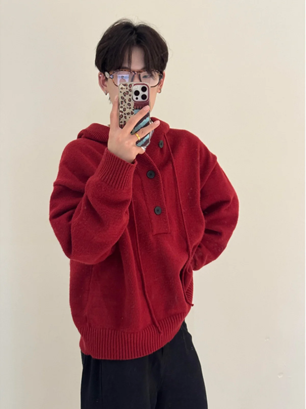 

Красный плотный вязаный свитер с капюшоном для мужчин, осенне-зимний, свободного кроя, с V-образным вырезом, в американском ретро-стиле, на пуговицах, повседневный, с длинным рукавом