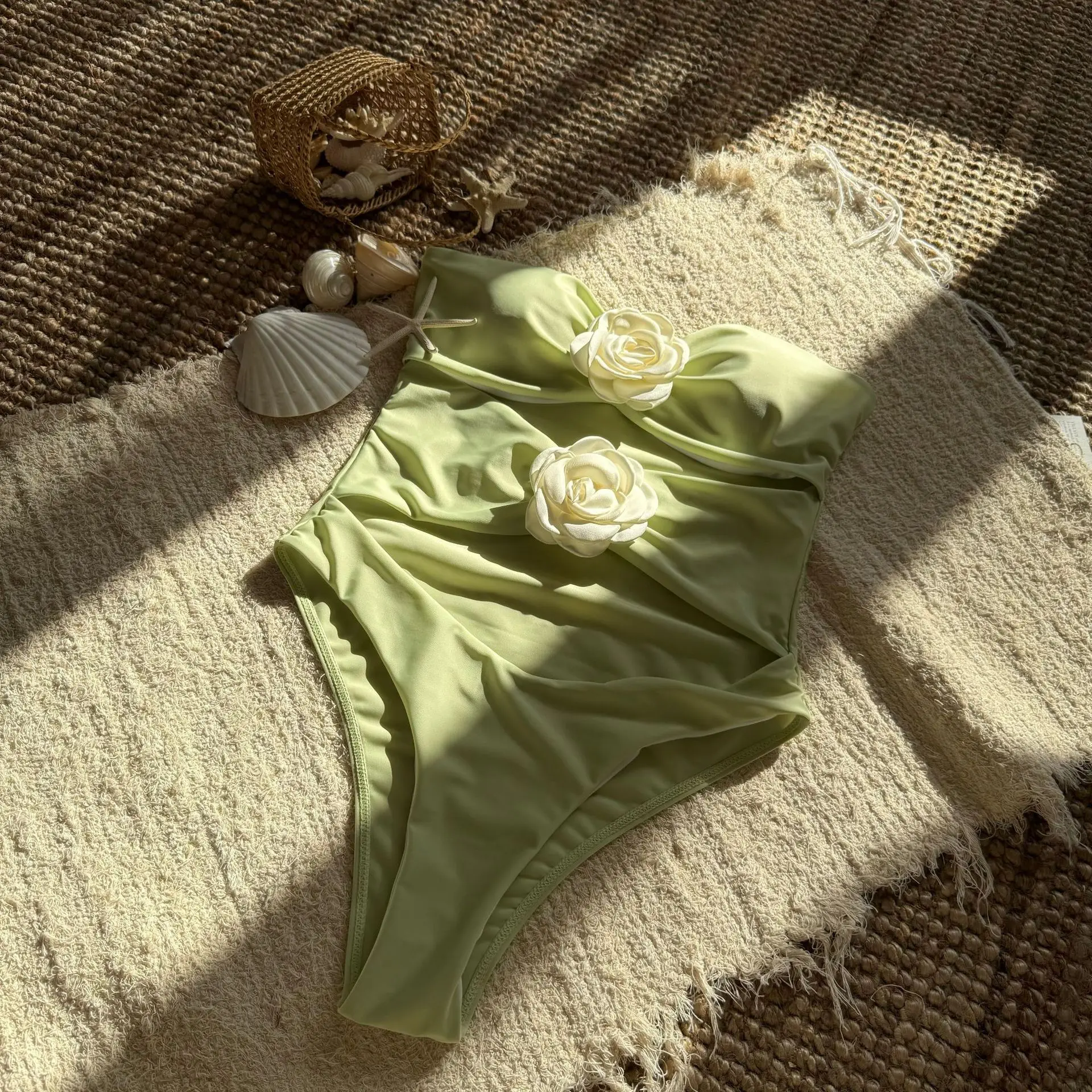 Traje de baño de una pieza con flores 3D para mujer, nuevo Bikini calado de cintura alta, traje de baño sin tirantes sin espalda para vacaciones en la playa de verano 2025