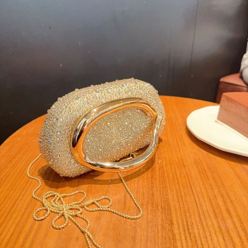 حقائب يد مسائية أنيقة بمقبض معدني ذهبي للنساء أنيقة فاخرة لامعة مرصعة بالألماس لحفلات الزفاف وحقائب كتف