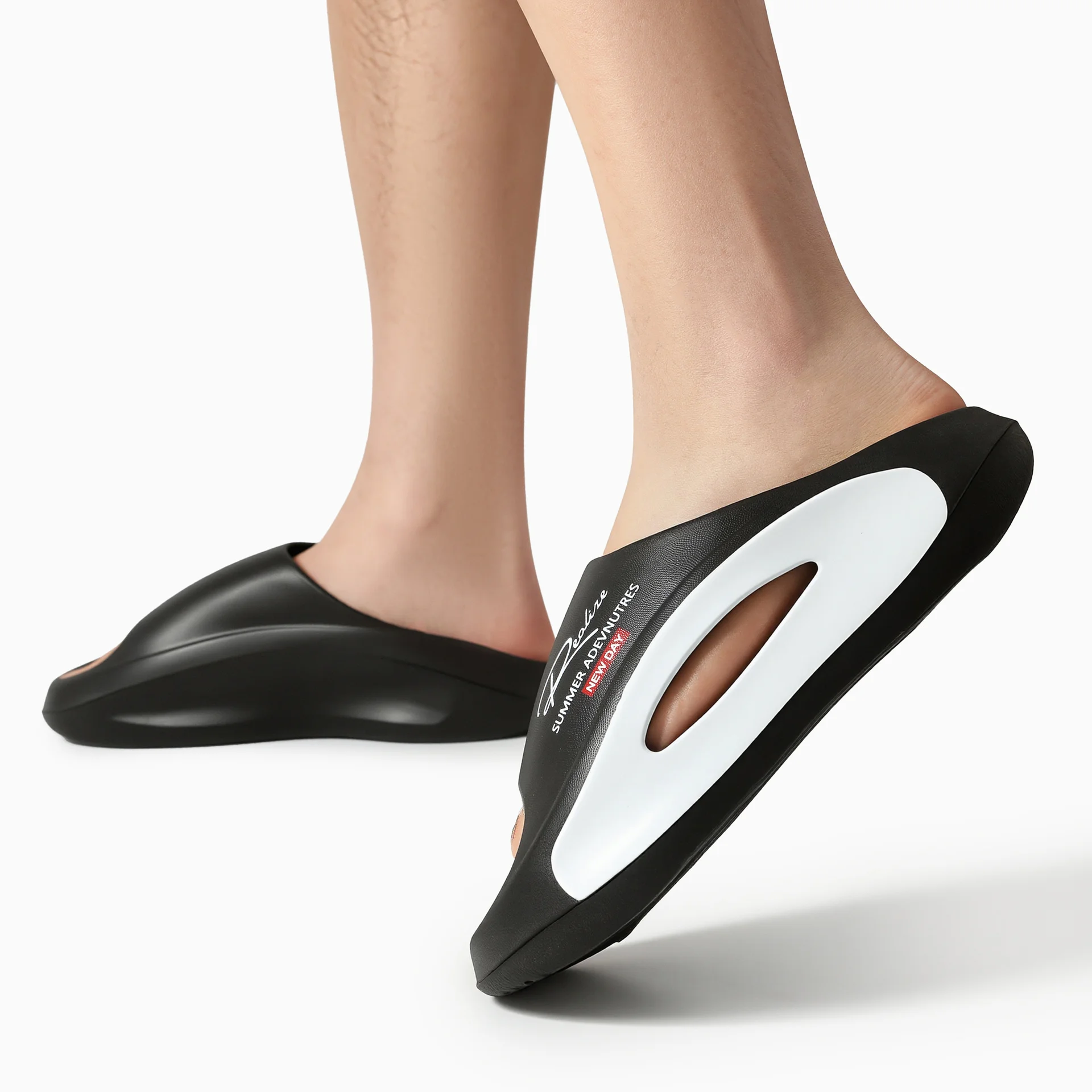 رجل يرتدي النعال بنعال سميكة، يرتدي شباشب مضادة للانزلاق ومضادة للرائحة في الصيف، وشباشب شاطئ كبيرة الحجم