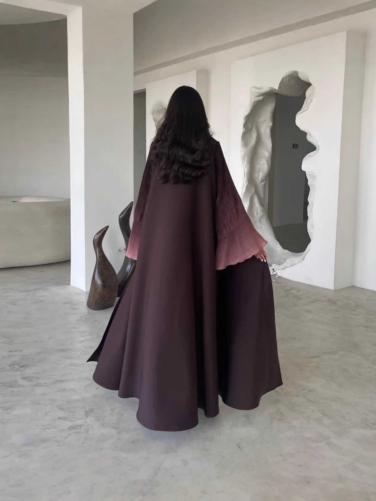 رداء نسائي بأكمام على شكل أوراق اللوتس العربية في الشرق الأوسط مع أصفاد واسعة وتصميم مخطط وسترة حجاب متدرجة اللون