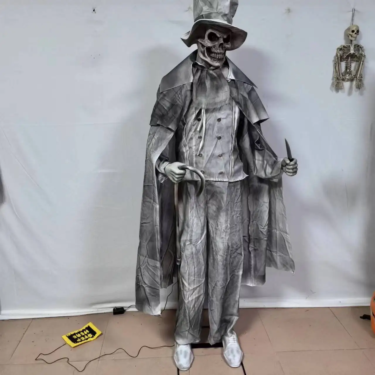 

Modeling Gentleman Electric Ghost Halloween Skull Skeleton Ornament Secret Room Set Props Haunted House Decoration Horror