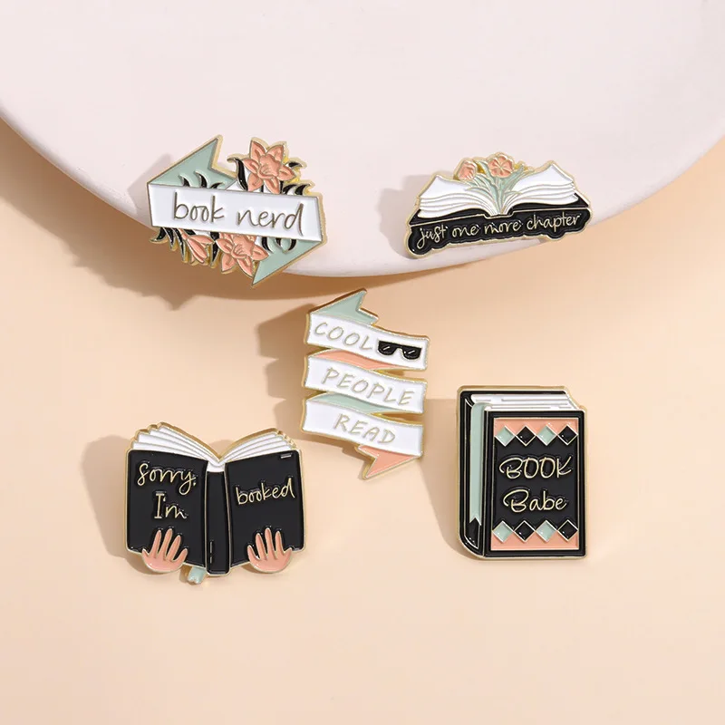 English Brooch Cartoon Magic Book Kitten Metal Badge Small Accessories Wholesale Decorative Brooches Cap Pins for Clothes Lapel