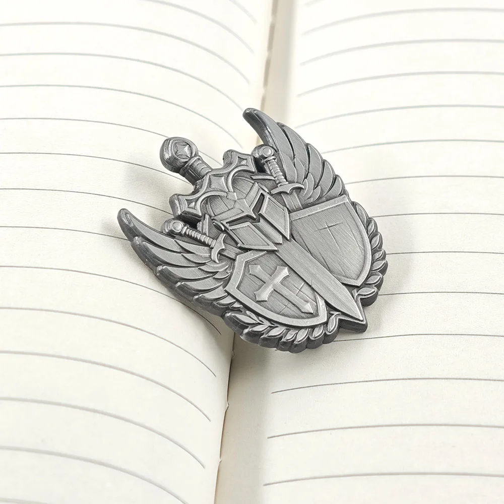 Mittelalterlicher Kreuzritter-Emblem-Pin, Templerhelm-Schwert-Brosche, geflügelter Schild-Kreuz-Abzeichen, Anstecknadeln, Fantasy-Gaming-Schmuck für Fans – Detail 7