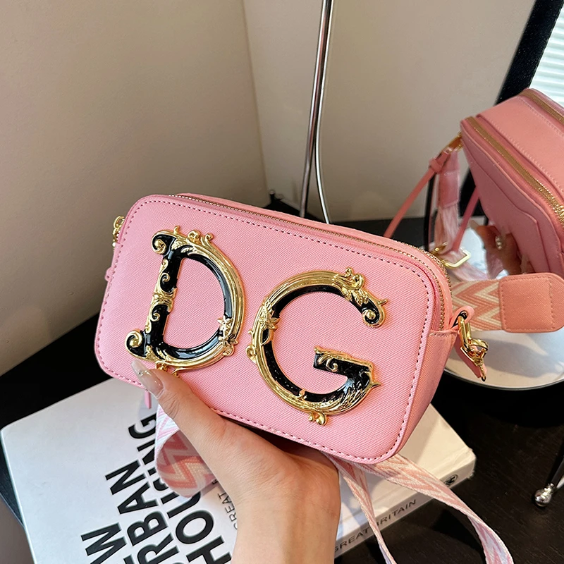 

Винтажная сумка с клапаном из крокодиловой кожи и ремешком-цепочкой, подвеска OldWorld для театральных ночей и романтических выходных