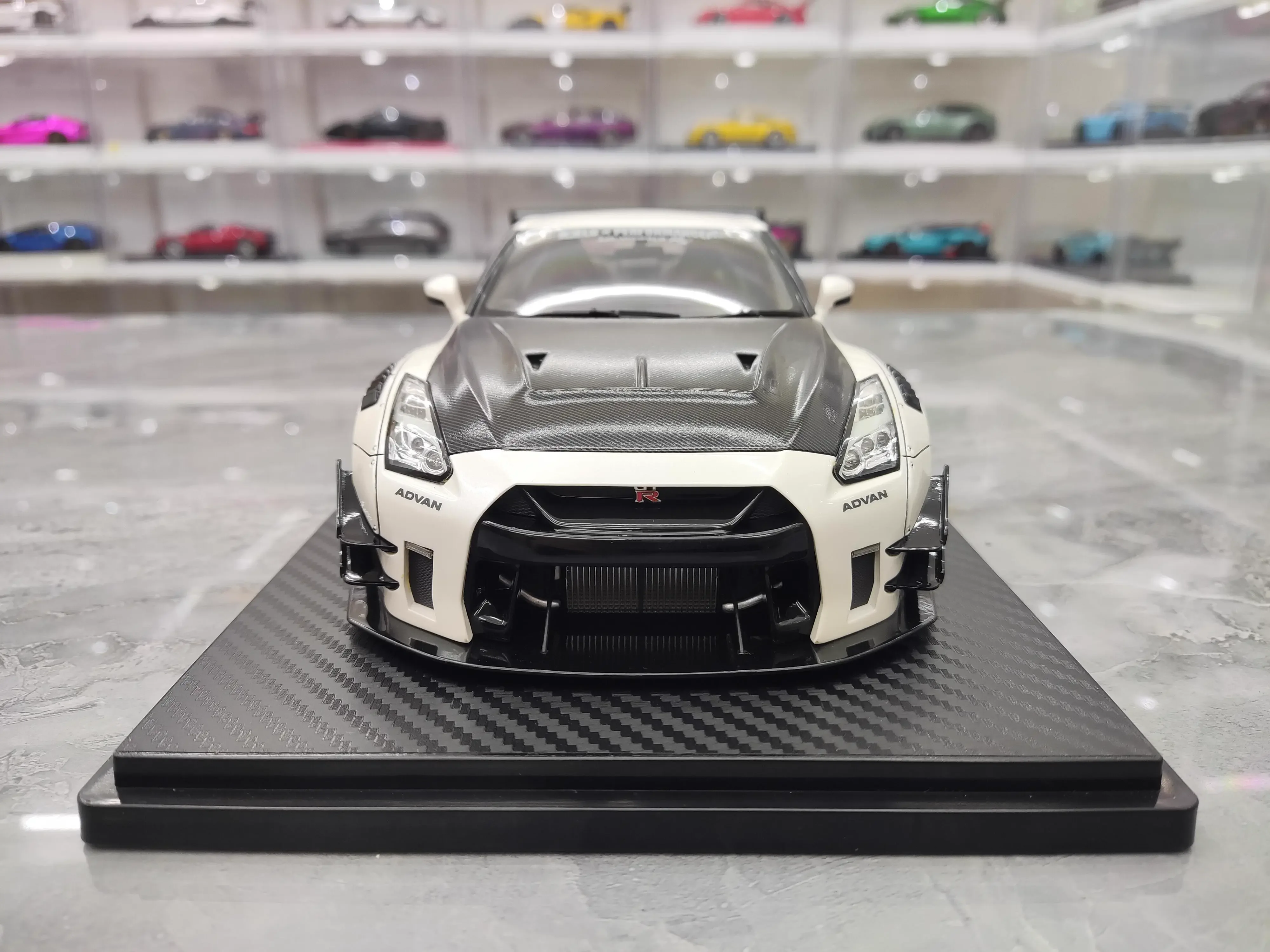 IG 1:18 GTR R35 LBWK White JDM Simulation Limited Edition Resin Metal Static Car Model Toy Gift