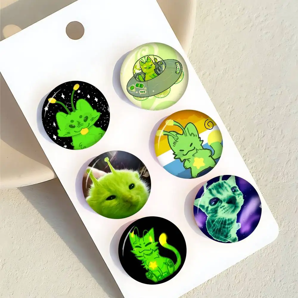 Grüner Alien Anime Katze Anime Button Pin Handgemachte Brosche für Kleidung Cartoon Abzeichen Rucksack Dekoration Schmuck Accessoires
