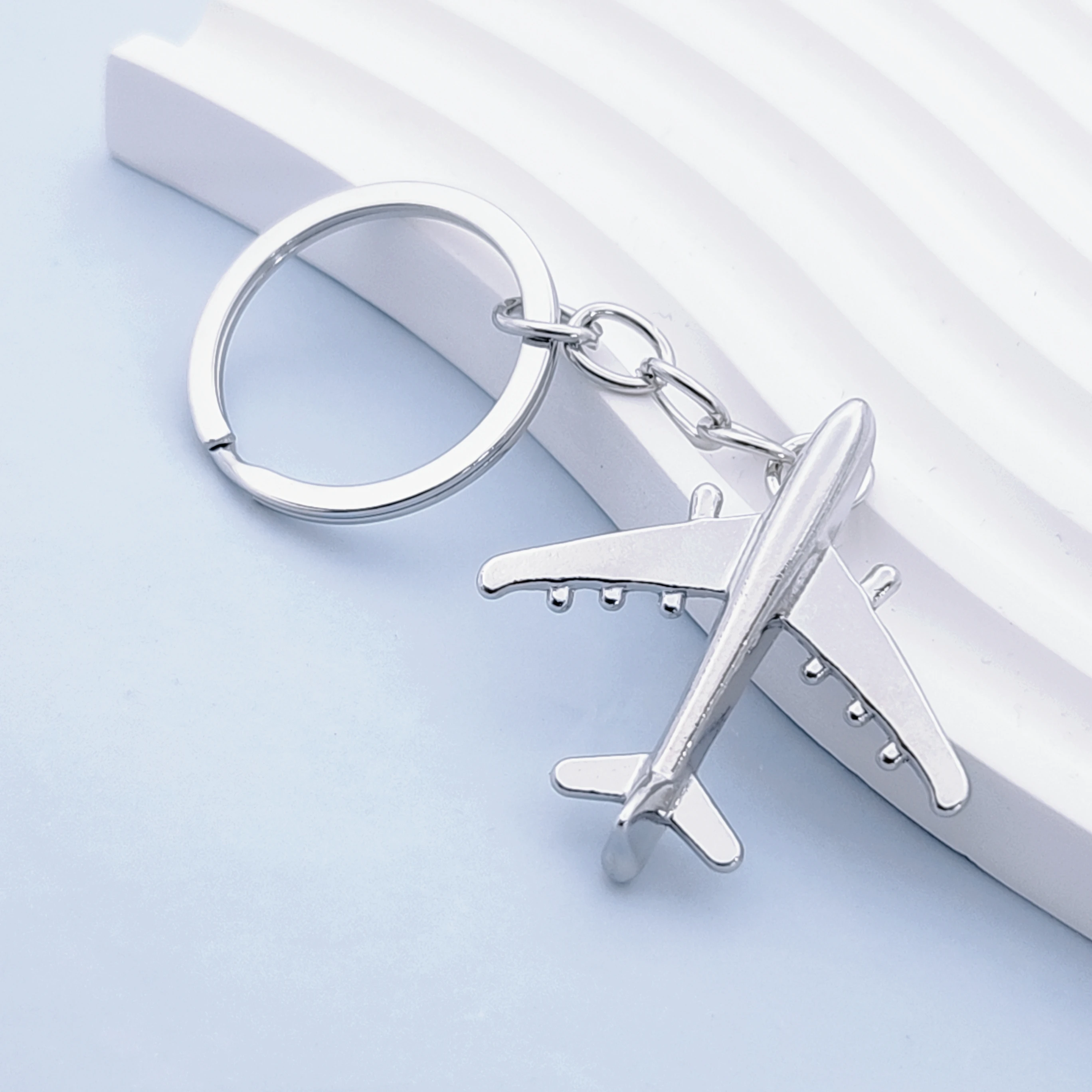 European and American fashion simulation airplane creative keychain business small gift keychain pendant