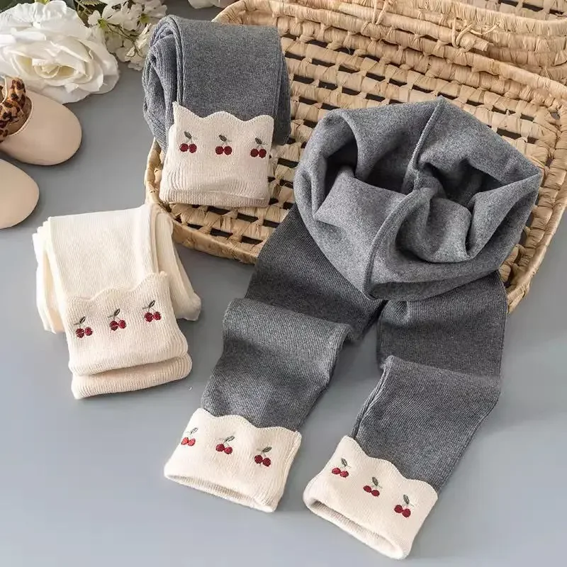 2026 Neue Herbst-Winter-Kinderleggings, Niedliche Kinderhosen mit Kirsch-Stickerei, Kinderhosen mit Fleece-Futter und Schlaghosen-Schnitt – Detail 9