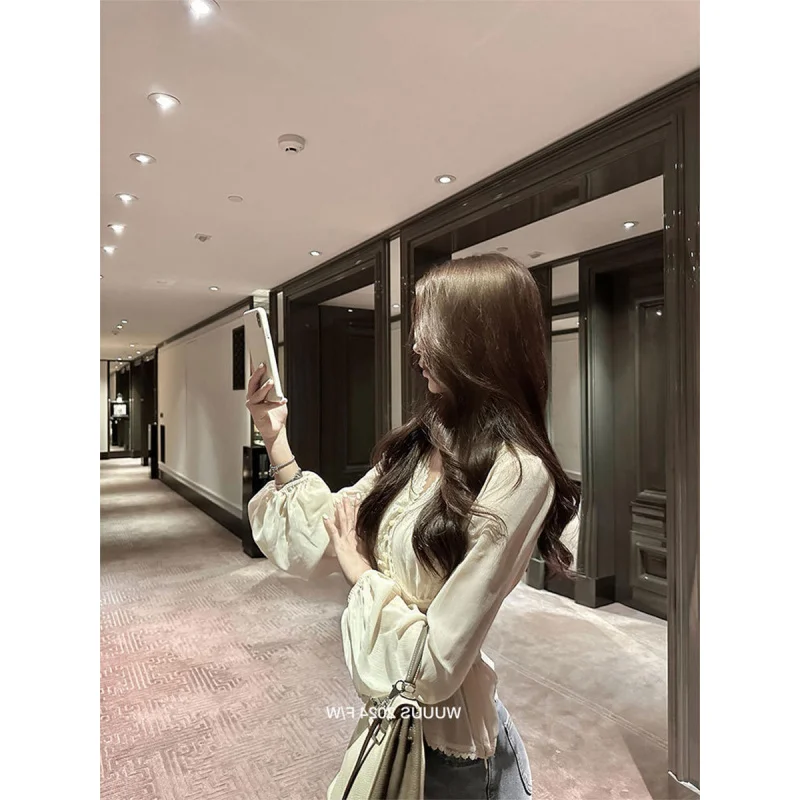 

Light and elegant French Lace Shirt Women's Beautiful Puff Sleeve Top High Sense