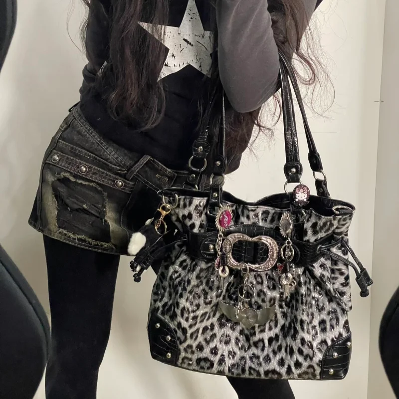 

Брендовая сумка-тоут Y2K в стиле Hot Girl с леопардовым принтом, плиссированная, из кожи, с заклепками, на плечо, с пряжкой, на шнурке, вместительная, подмышечная сумка