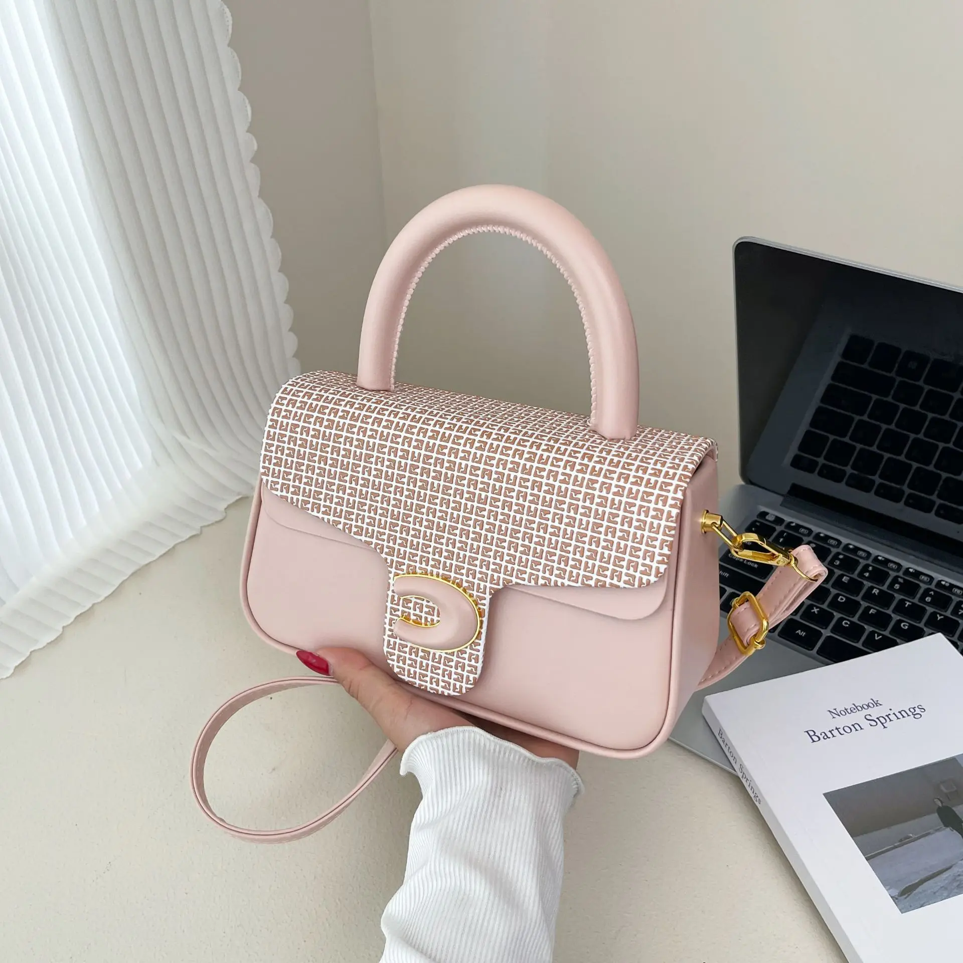 

Квадратная сумка с геометрическим рисунком 2026 | Женская сумка через плечо с цветными блоками и лоскуткой, минималистичный роскошный кошелек на плечо