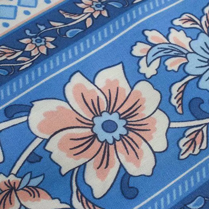 Langärmliges, lockeres, kurzes Baumwollkleid mit böhmischem Blumenmuster