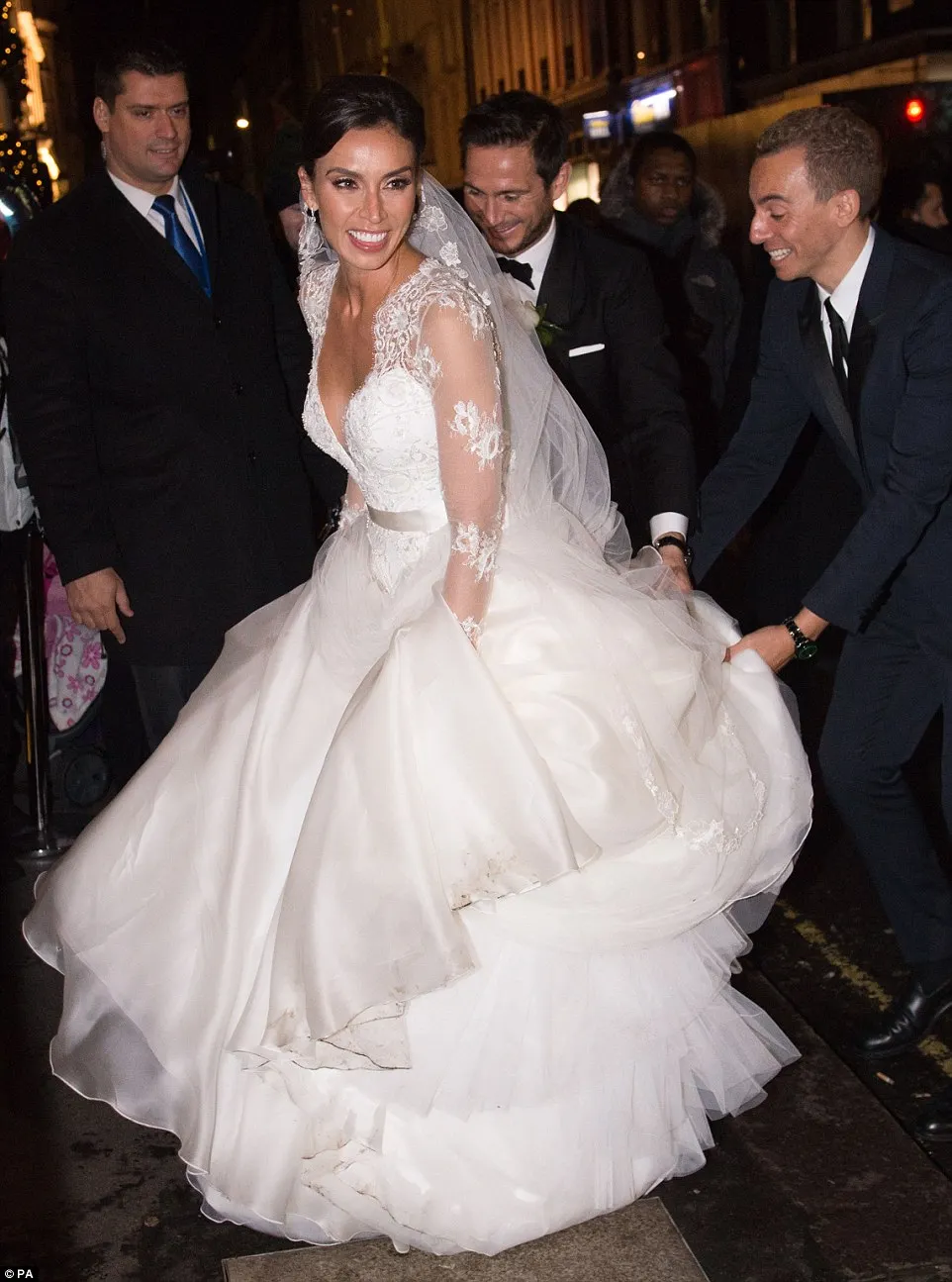 Impressionante longo mangas compridas vestido de casamento cetim de seda organza saia e bordado rendas sereia igreja vestido de noiva sheer mergulhando pescoço