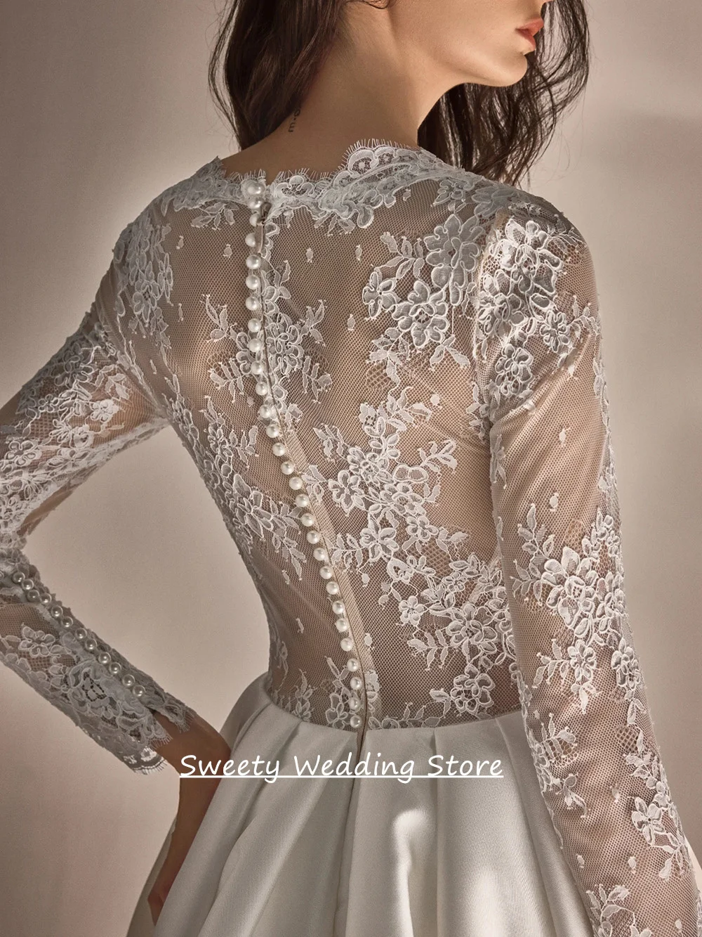 Robe de mariée moderne personnalisée, manches longues, col en V, ceinture de perles appliquée, fente haute, traîne de balayage, ligne A