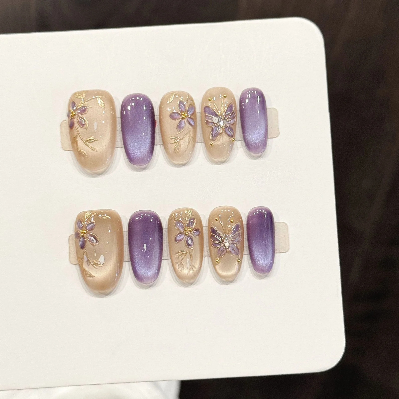 10 Stück hellviolette Katzenaugen-Press-On-Nägel, sanfte, mandelförmige, tragbare Kunstnägel für Frühling und Sommer, goldene Folienblumen, handgefertigte künstliche Nägel